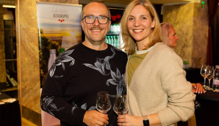 mlado-vino-je-okusal-tudi-saso-sketa-kulinaricni-vloger-in-influencer-s-svoj-zeno-nezo.jpg
