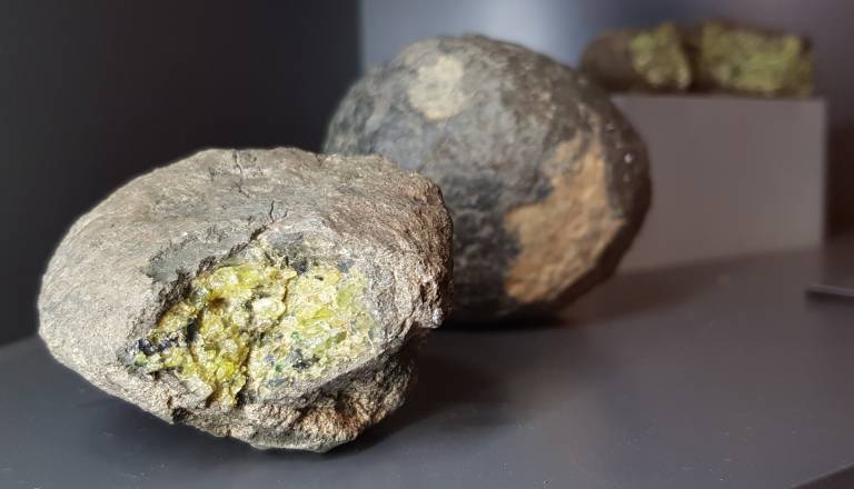olivinova-bomba-geoloski-muzej-vulkanija.jpg