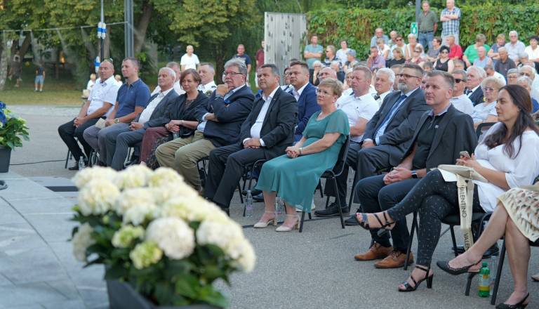 p1122721-2.jpg