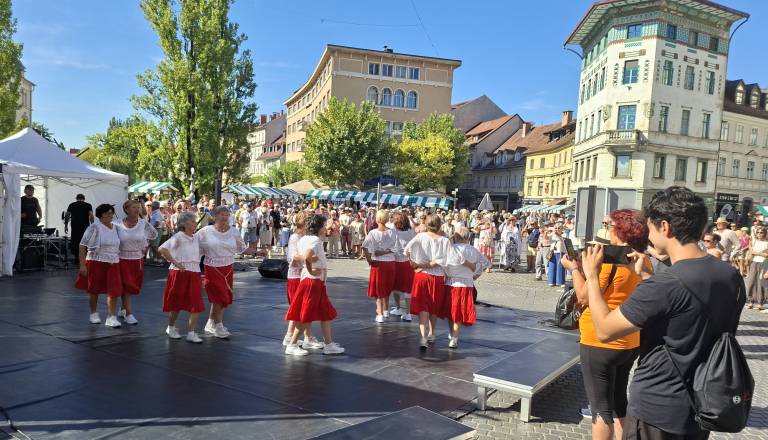 plesna-skupina-mavrica-iz-drustva-upokojencev-rakek-ob-otvoritvi-festivala-2.jpg