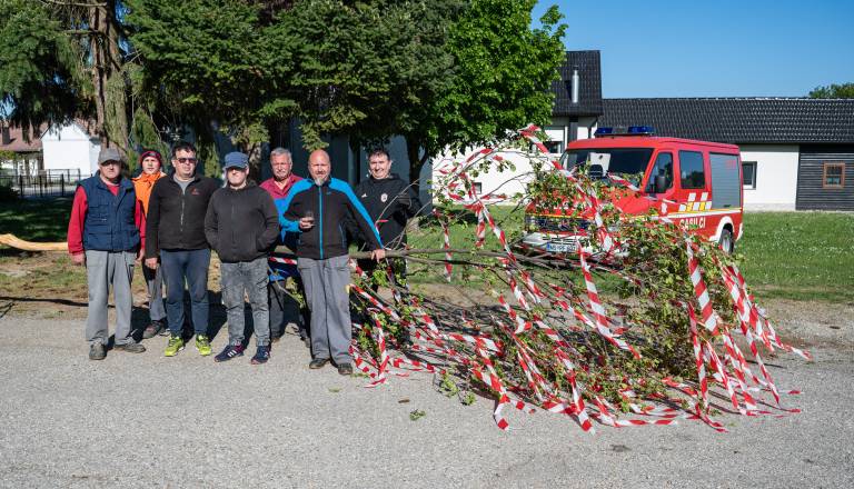 postavljanje-mlaja-v-gornjem-lakosu-02.jpg