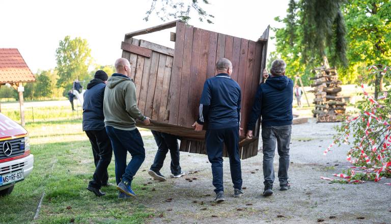postavljanje-mlaja-v-gornjem-lakosu-11.jpg