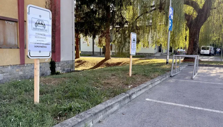 slika_parkirnih_prostorov_na_majeru-1_.webp
