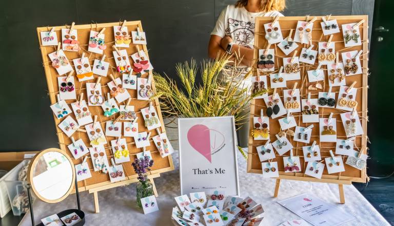 sobota-je-pridivmesto-lokalko-poletni-sejem-unikatnih-izdelkov-mkc-stara-steklarska-21-6-2025-22.jpg