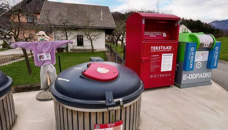 zakaj-strasila-pri-zabojnikih-za-odpadke.jpeg