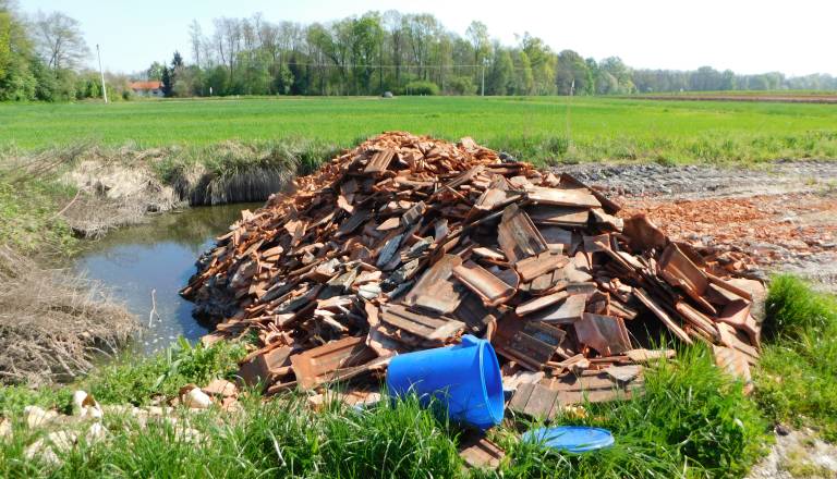 zerdin-odlagalisce-najrazlicnejsih-odpadkov-med-zitnimi-polji-12.JPG