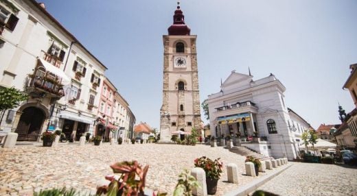 VODEN OGLED MESTNEGA STOLPA PTUJ IN ZVONIKA CERKVE SV. JURIJA