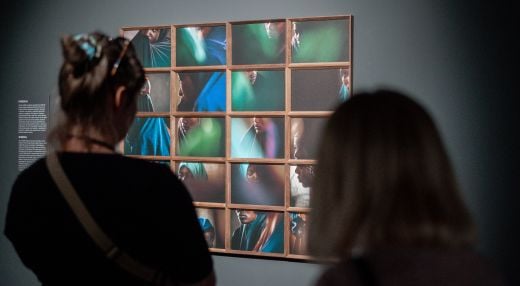 Javno vodstvo po antologijski fotografski razstavi Paola Pellegrina