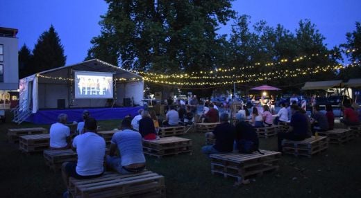 Kino na prostem: VALOVANJE /  Straume (Poletje v Moravskih Toplicah)