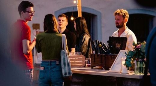 Poletje pri Najstarejši trti: Vinski večer z vini Jaunik
