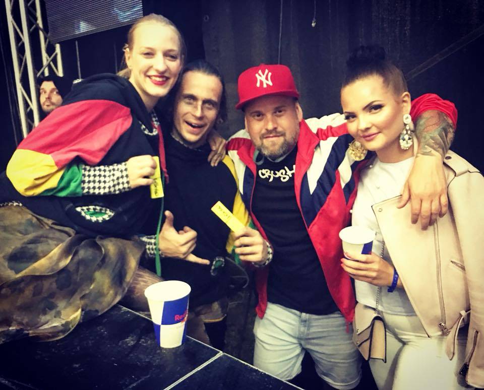 Z leve: Tina Vrdjuka in Matjaž Kekec iz Zum kreative, Josh Somen s partnerico (Foto Josh Somen Facebook)