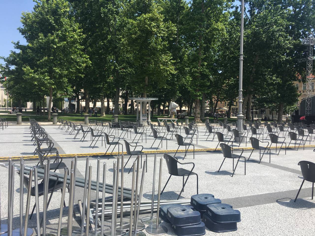 Organizatorji so morali poskrbeti za ustrezno razdaljo med stoli in razkužila na vstopnih točkah. 