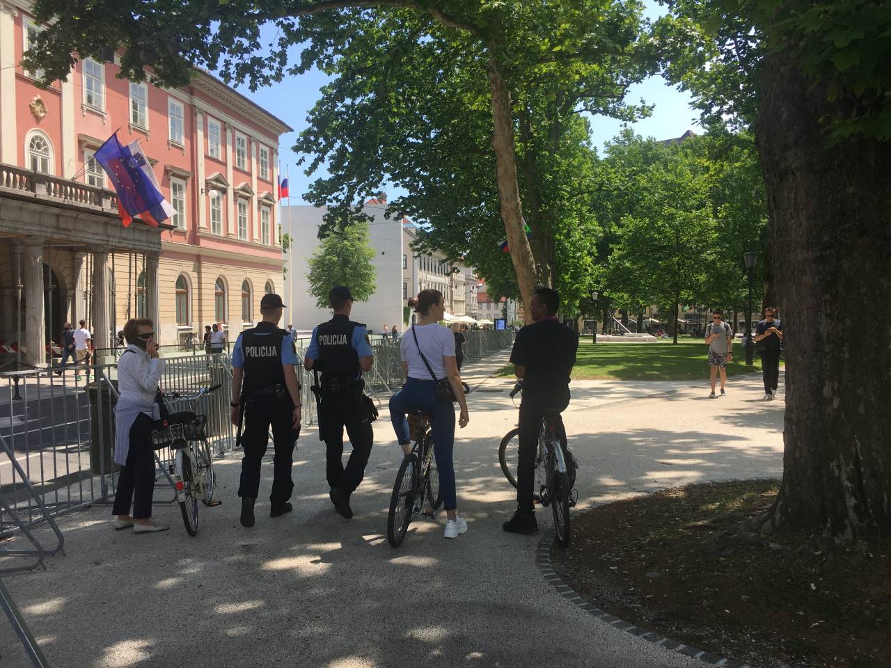 Za upoštevanje navodil in varovanje skrbijo varnostniki in predstavniki policije. 