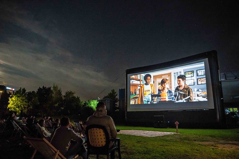 Kino gledališče Bežigrad ta petek posebej za dame pripravlja PIKNIK KINO na prostem. 