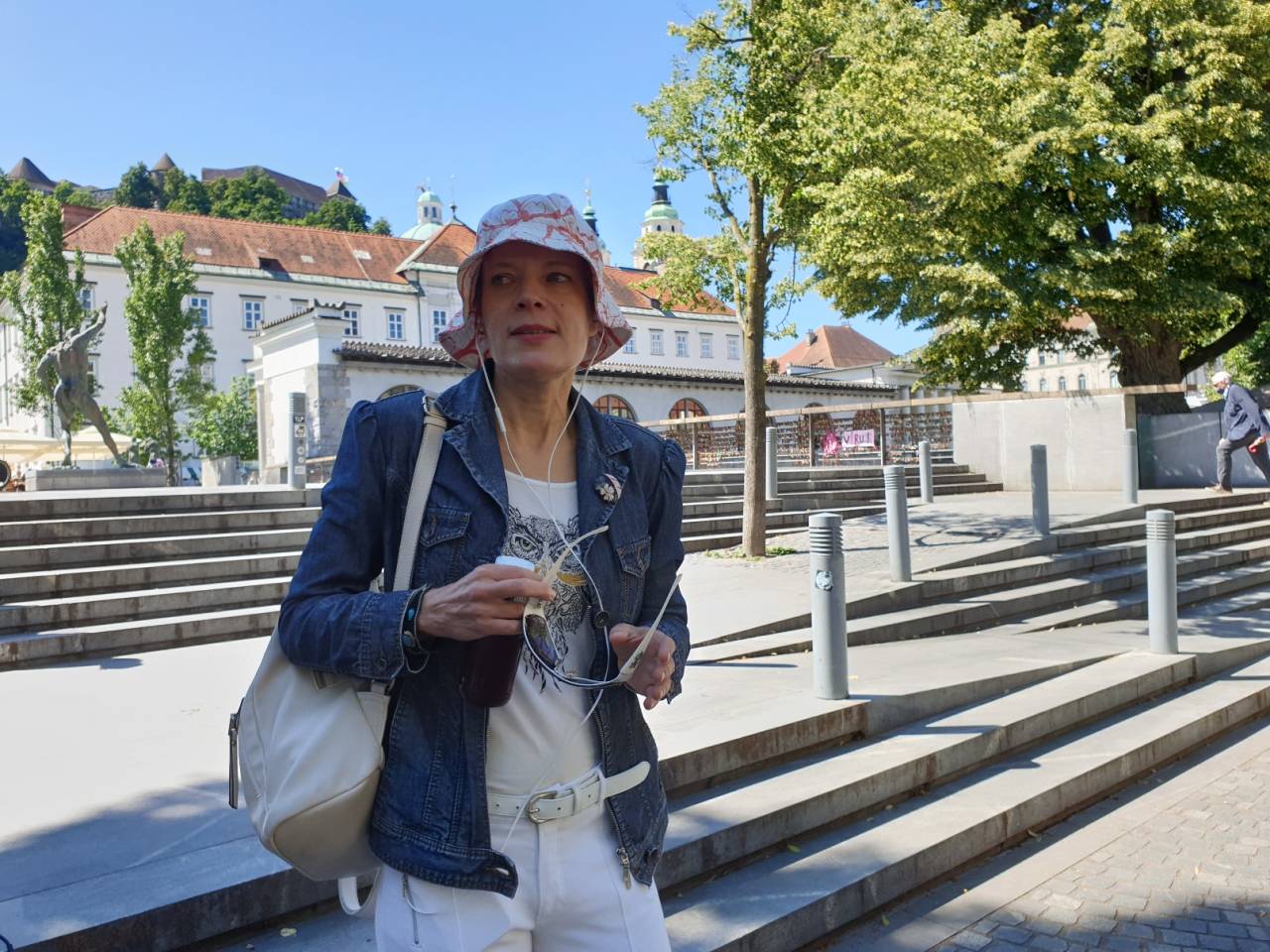 Larisa Skalerič je lokalna turistična vodnica v Ljubljani ter članica društva regionalnih turističnih vodnikov ARGOS. 