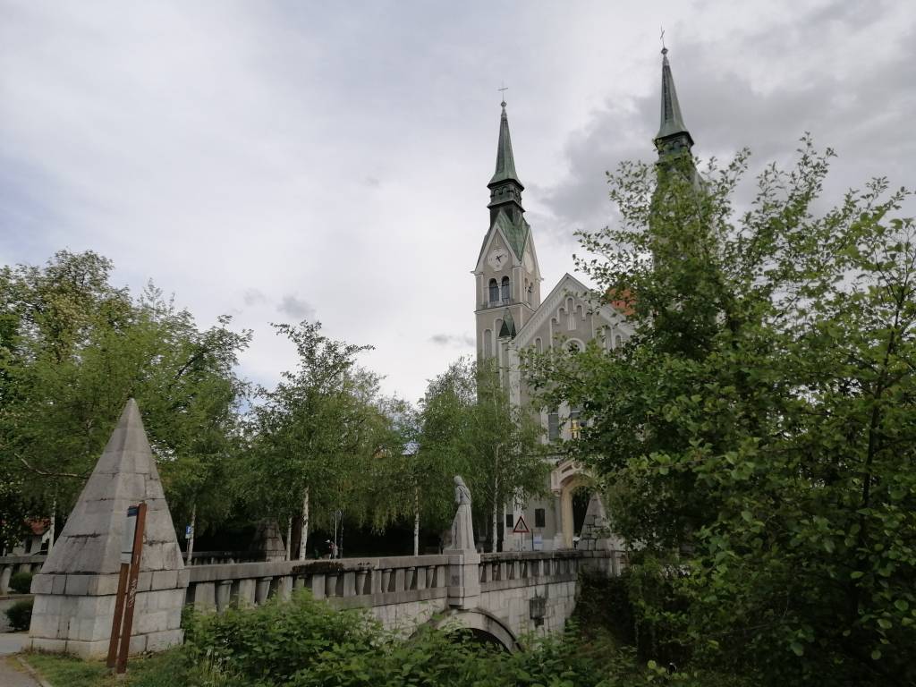  V okviru ureditve trga pred Trnovsko cerkvijo je Plečnik zasnoval most z drevoredom, ki danes velja za edini most na svetu, na katerem rastejo drevesa.