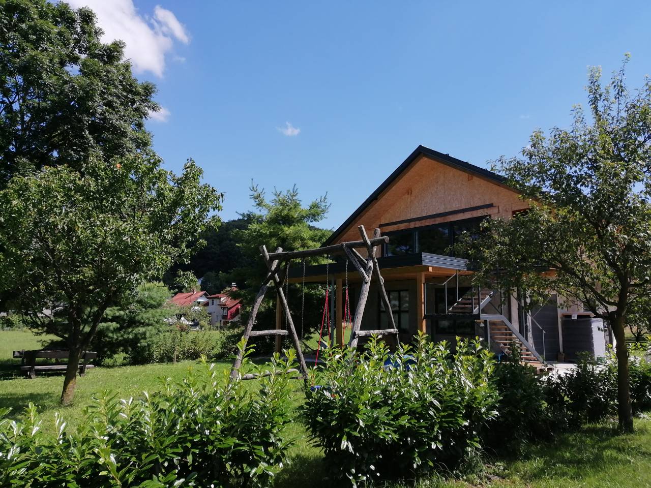 Nova pivovarna na Lavrici se nahaja v idiličnem, z zelenjem obdanem okolju. 