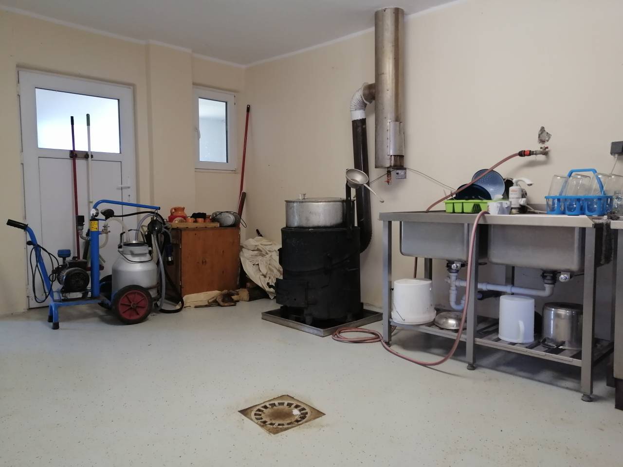 Vse se je začelo v kmečki kuhinji, prostoru, kjer na kmetiji sicer potekajo koline. 