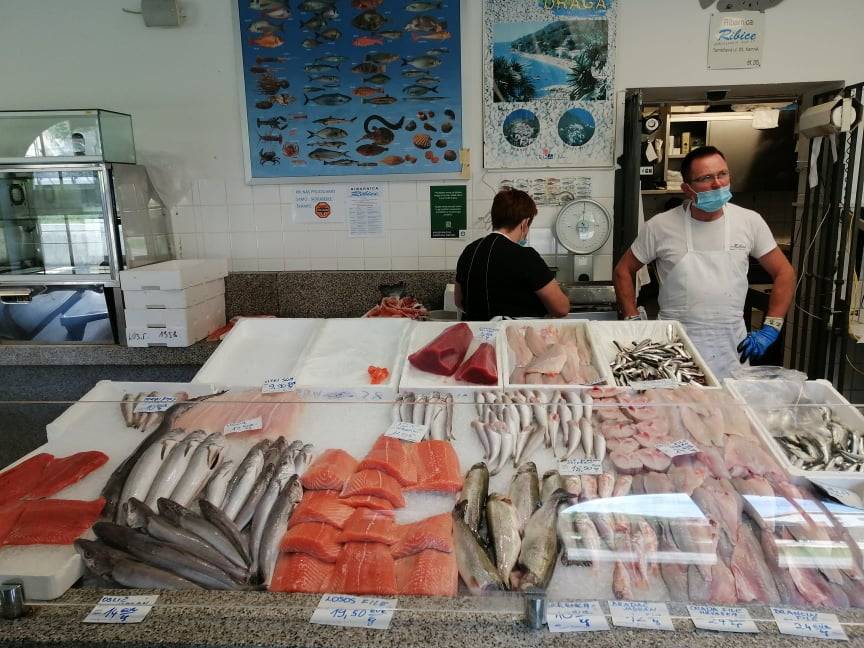 Stranke največ kupujejo plavo ribo, nato sledi mešana bela riba, pove Burja.