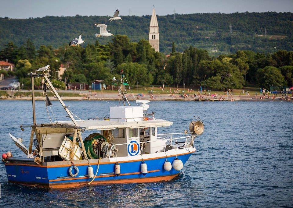 V Leclercu so še posebej ponosni na njihovo barko E.Leclerc. Ta je zasidrana v Izoli, ekipa na njej pa kot tehnologijo ribolova uporablja kočarjenje. Foto: Leclerc.