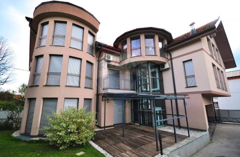 Med objavljenimi oglasi je trenutno najdražja ta, 13 let stara hiša v Rožni dolini. VIR: nepremičnine.net.  