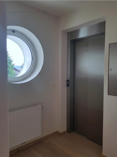 V hiši za Bežigradom je lastniku na voljo tudi dvigalo. VIR: nepremičnine.net.