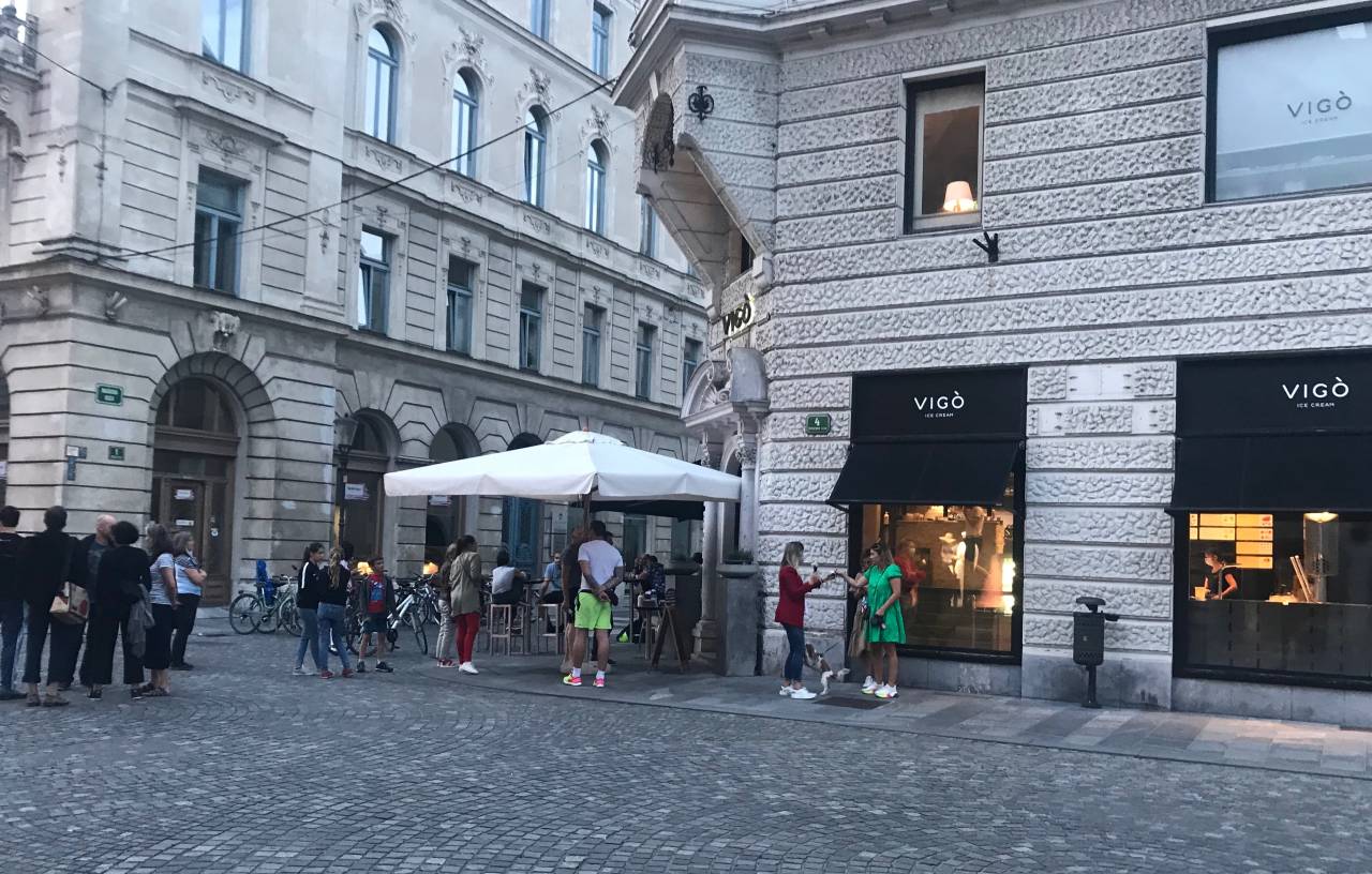Dolga vrsta za sladoled, prizor, ki ga boste v poletnem času na sprehodu po centru mesta, pogosto videli.