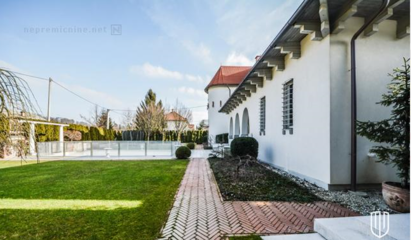 Sto let stara meščanska vila v Rožni dolini ima tudi zunanji bazen. VIR: nepremičnine.net.