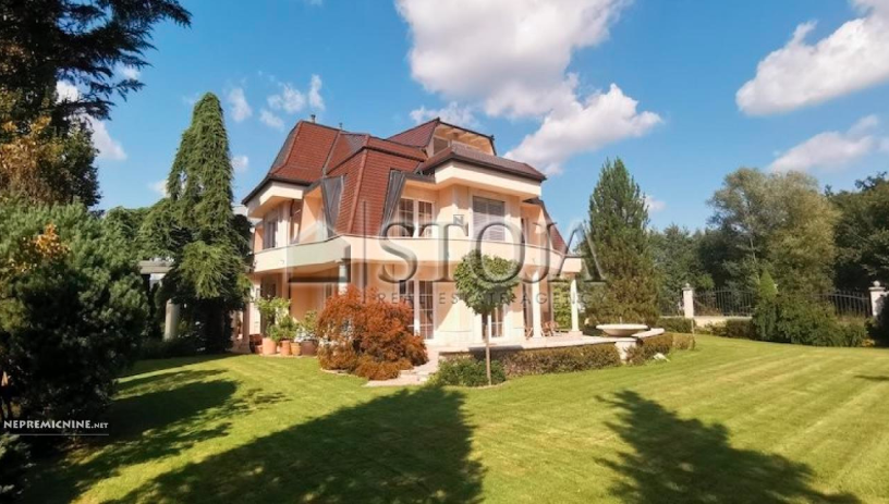 Luksuzno vilo na Viču z vseh strani obdajajo travniki in gozdovi. VIR: nepremičnine.net. 