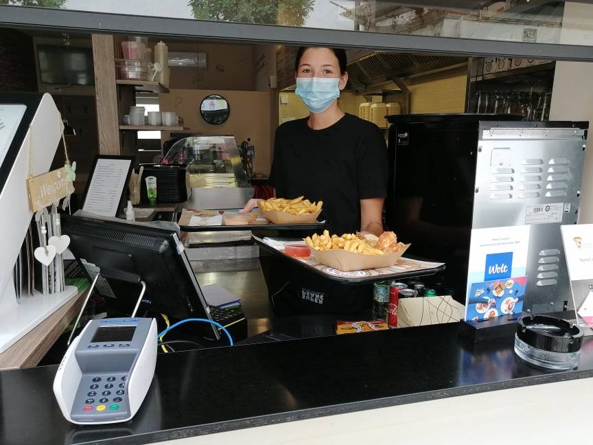 Ko boste šli to poletje mimo Super pšanca, morate nujno poskusiti njihove perutničke ali pa Šefov burger, ki je narejen iz izključno domačih sestavin. 