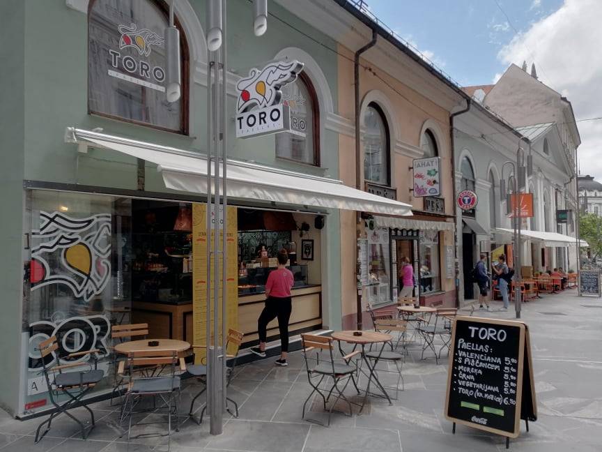 Ljubitelji Španije in španske kuhinje nikakor ne smete zgrešiti Toro paellas na Čopovi. Poleg paellas ponujajjo tudi gazpacho in churrose. 