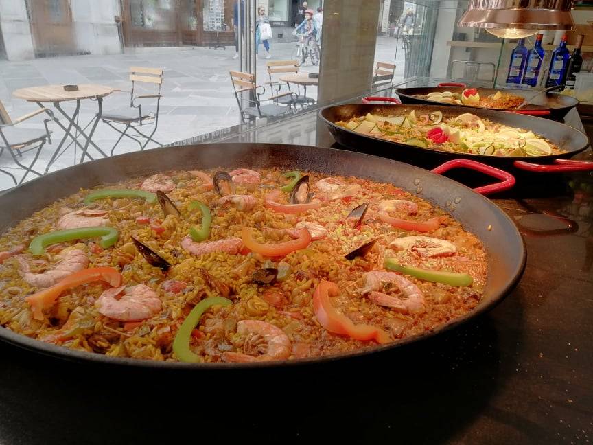 Temnopolti in nasmejani Španci pravijo, da morate to poletje nujno poskusiti paello de pollo in (paello s piščancem) in paello de mariscos y churos (paello z morskimi sadeži in churrosi). 