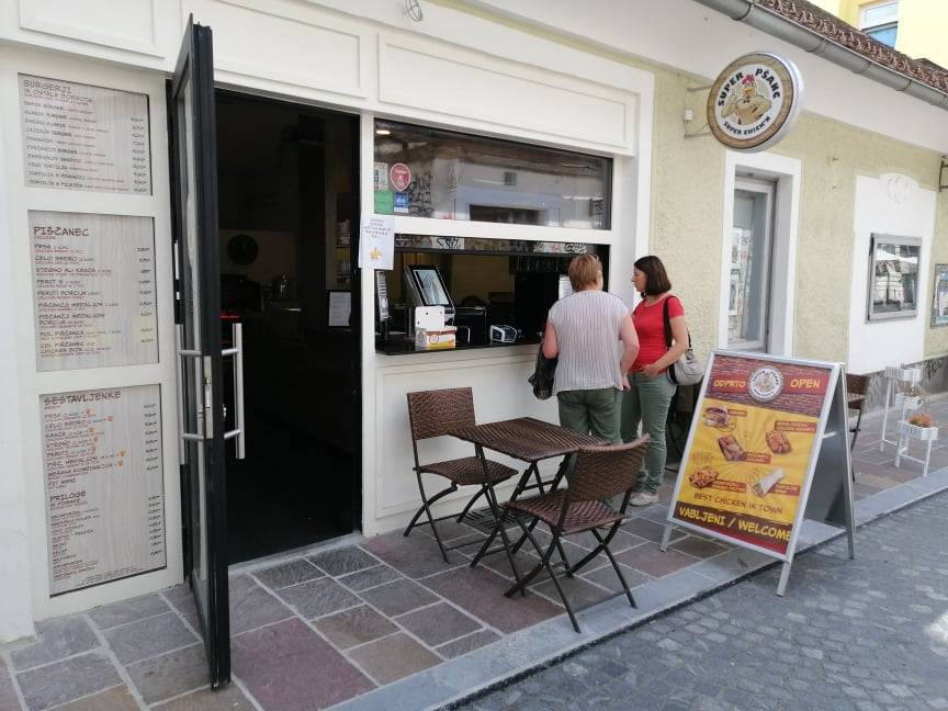 In še nova pridobitev v prestolnici – prvi ljubljanski "LFC" ali Super pšanc. Najdete ga na Trubarjevi, dostavljajo pa tudi prek Wolta in e-hrane.  