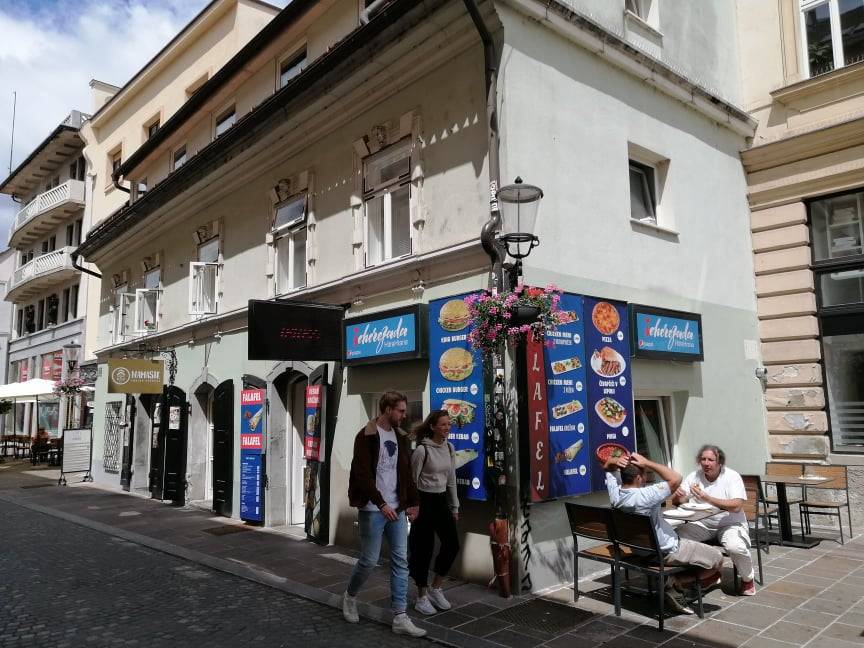 Še ena klasika, ki nikakor ne sme umanjkati, je seveda ponudnik kebaba in falaflov. Enega njih, Šeherezado, najdete na Trubarjevi. 