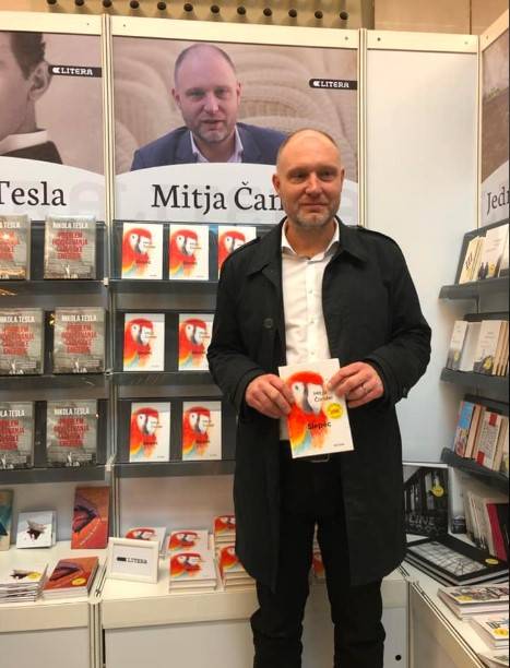 Čander je avtor treh esejističnih knjig, lansko leto je izšel tudi njegov romanski prvenec z naslovom Slepec. Če knjige še niste prebrali, jo priporočamo za letošnje počitniško branje. 