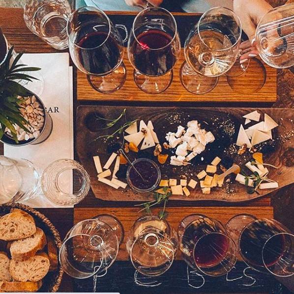 V vinskih barih seveda ne gre brez prigrizkov, kot so narezki izbranih mesnin, sirov in oliv. Ti se odlično podajo k izbrani pijači. 