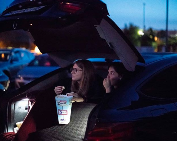 Organizatorji drive-in kina poskrbijo tudi za to, da med ogledom filma niste lačni in žejni. VIR: Kino Bežigrad.