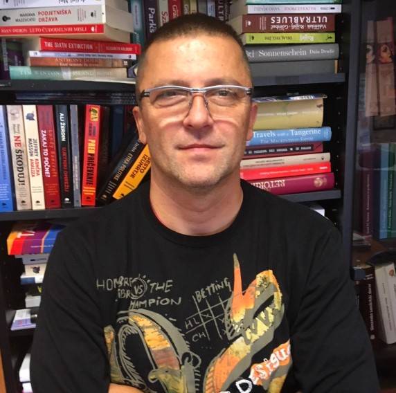 Dr. Samo Rugelj je znani slovenski urednik, založnik in publicist. 