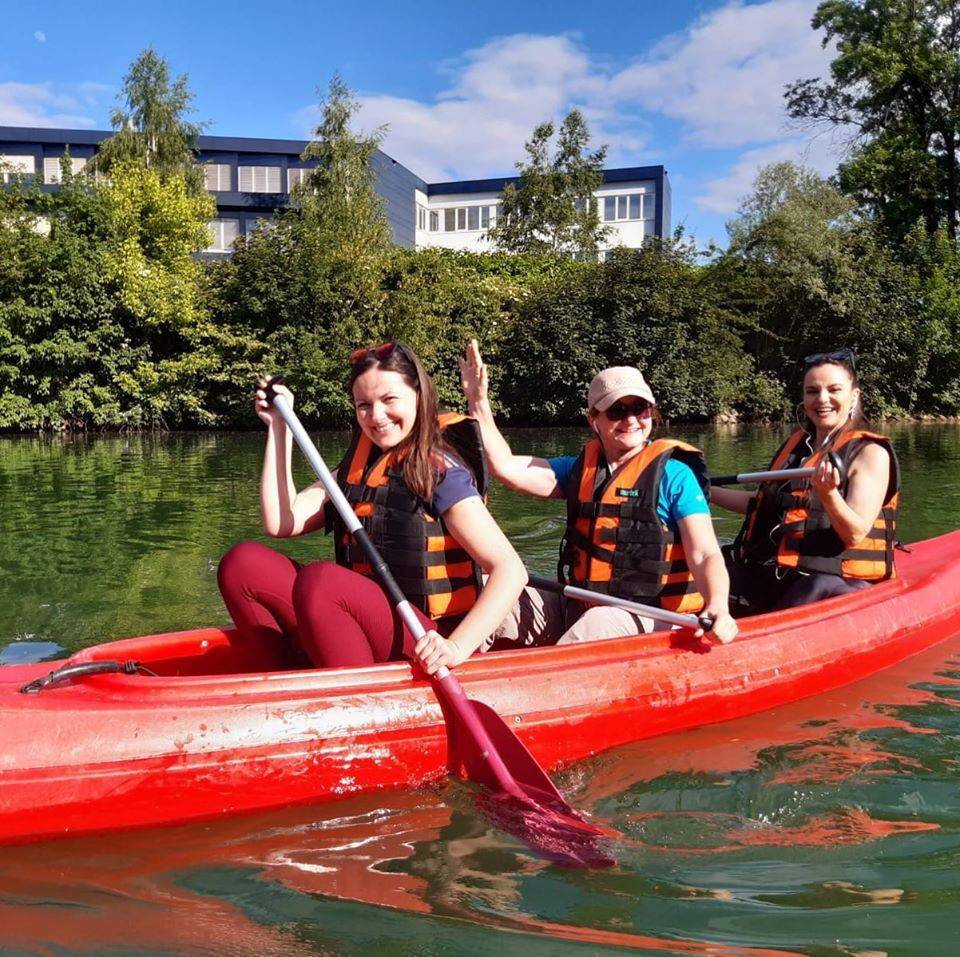 Ogled Ljubljane s kanujem traja dobro uro in je na programu vsak ponedeljek ob 17. uri. Za zaključene skupine pa se je možno za ogled dogovoriti tudi izven rednega termina.