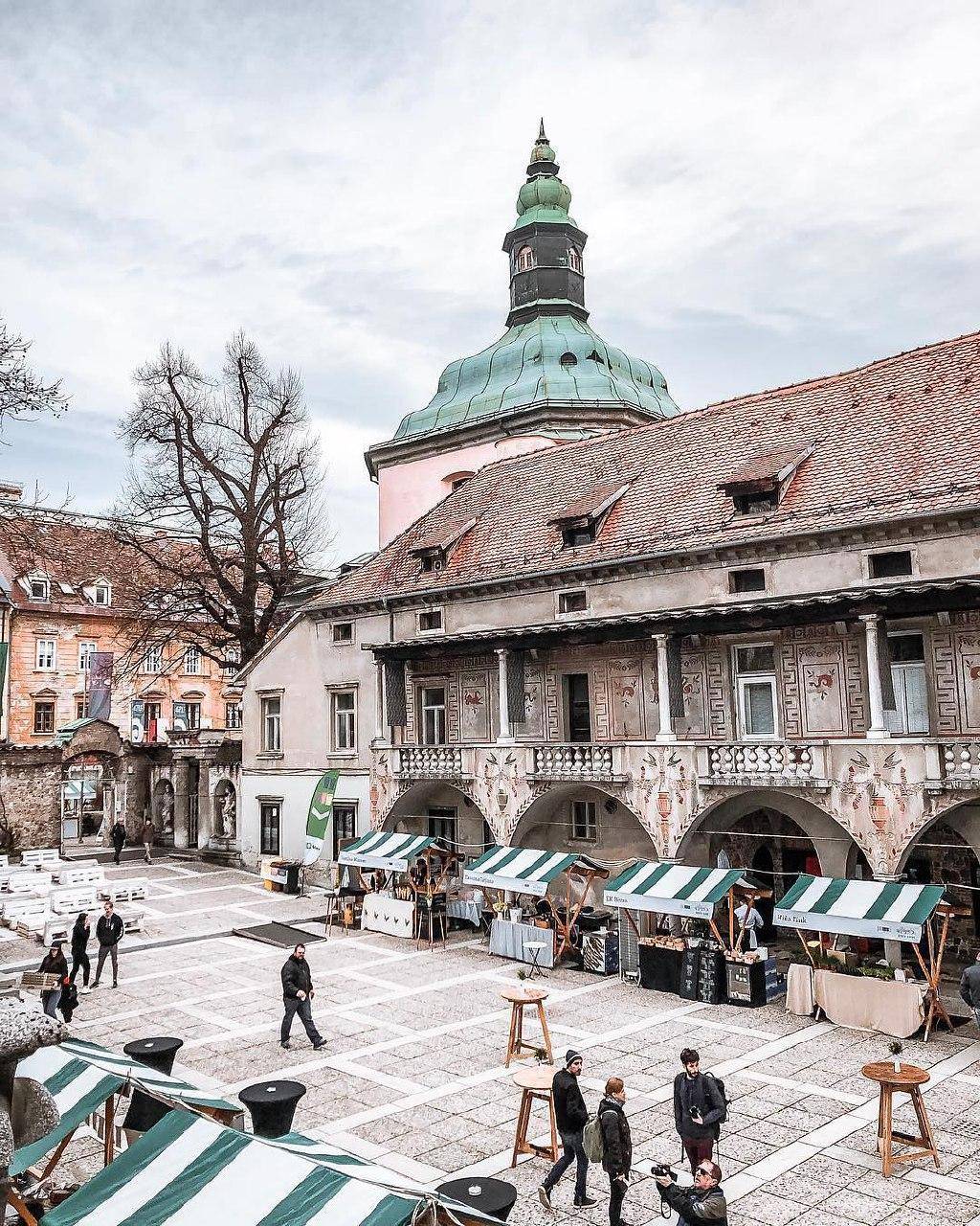 Ob prenovi nekdanjega samostana v petdesetih letih prejšnjega stoletja je arhitekt Plečnik objekt zasnoval objekt z mislijo na to, da bo šola še naprej delovala v objektu. 