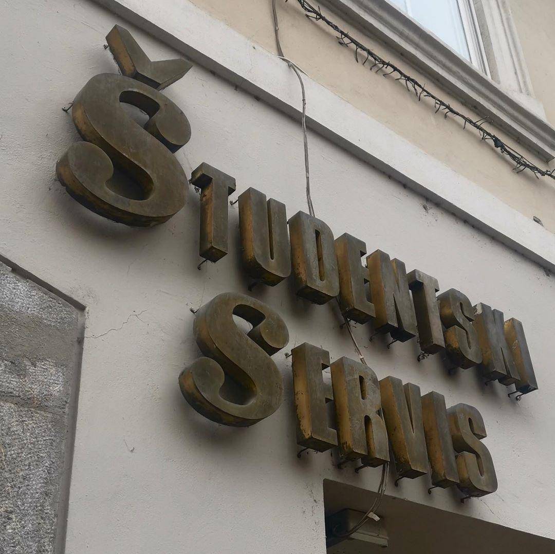 Ponudbo študentksih del, napotnico, svoje zaslužke in vse ostalo, lahko spremljate na spletni strani študentskega servisa in na aplikaciji e-Študentska napotnica. 