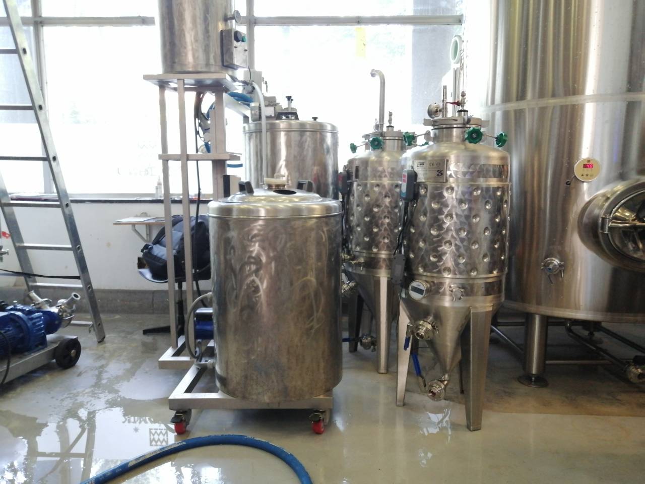 V malem kotlu na fotografiji Marko preskuša nove recepte. V prihodnosti bodo na lokaciji pivovarne odprli tudi lokal, kjer boste lahko njegove poskusne male serije tudi sami preizkusili. 