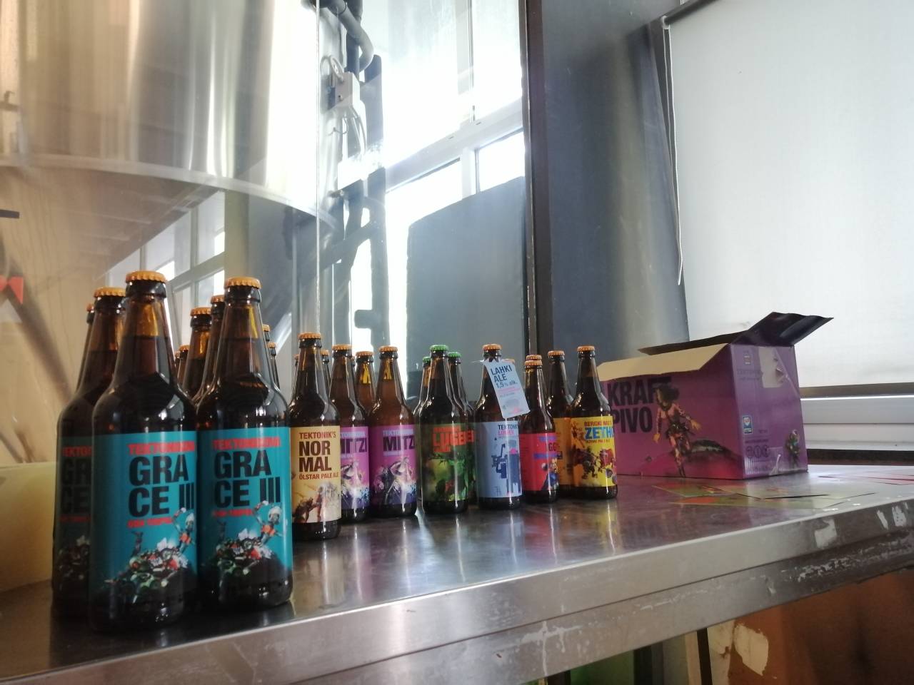Je pa široka ponudba Tektonikovih piv tudi posledica majhnosti slovenskega trga. »Ta od mikropivovarjev zahteva, da ves čas ukinjamo stare in odkrivamo nove okuse piva,« pojasni Marko.