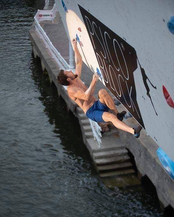 Ambasador projekta je plezalec in zmagovalec  SP v balvanih Jernej Kruder. Sam je že preplezal nekaj Plečnikovih stvaritev in pravi, da je to nekaj čisto drugega, kot plezanje v skali ali na umetni steni. VIR: Instagram.