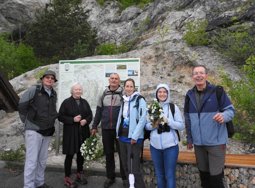 „Trenutno imajo domače agencije svoje zaposlene na čakanju ali pa so jih odpustile, tuje turistične agencije pa se bodo morda vrnile čez eno leto. Spremenjene razmere od nas vodnikov terjajo tudi drugačen poslovni model ,“ pojasni Gruden.  