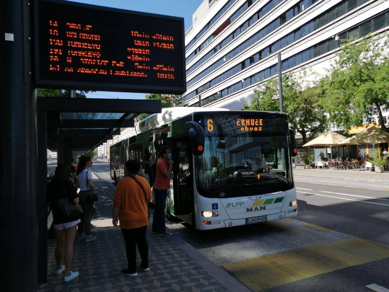 Na avtobusih je obvezno nošenje zaščitnih mask in razkuževanje rok. 