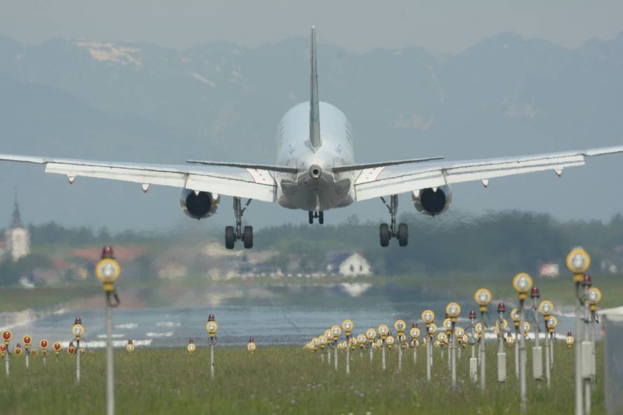 Do tega trenutka je letenje na letališče Jožeta Pučnika obnovilo osem letalskih prevoznikov. Foto: Fraport Slovenija. 