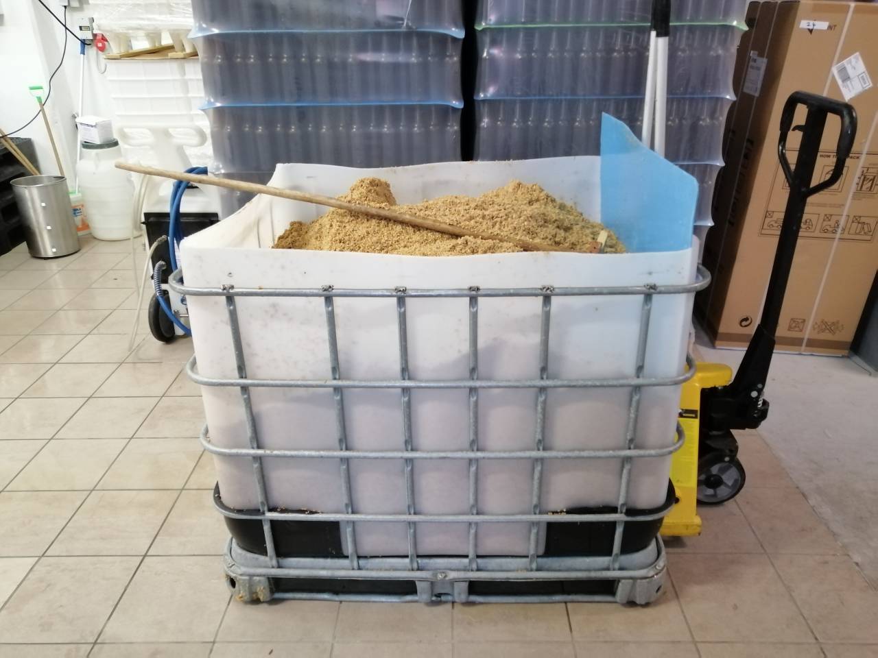 Izbor hmelja je odvisen od stila piva – za bolj moderne stile kot sta Pale Ale ali IPA uporabljajo predvsem ameriške in novozelandske hmelje, za tradicionalne stile kot sta English Ale ali Porter pa predvsem hmelj kmetije Bosnar v Savinjski dolini.