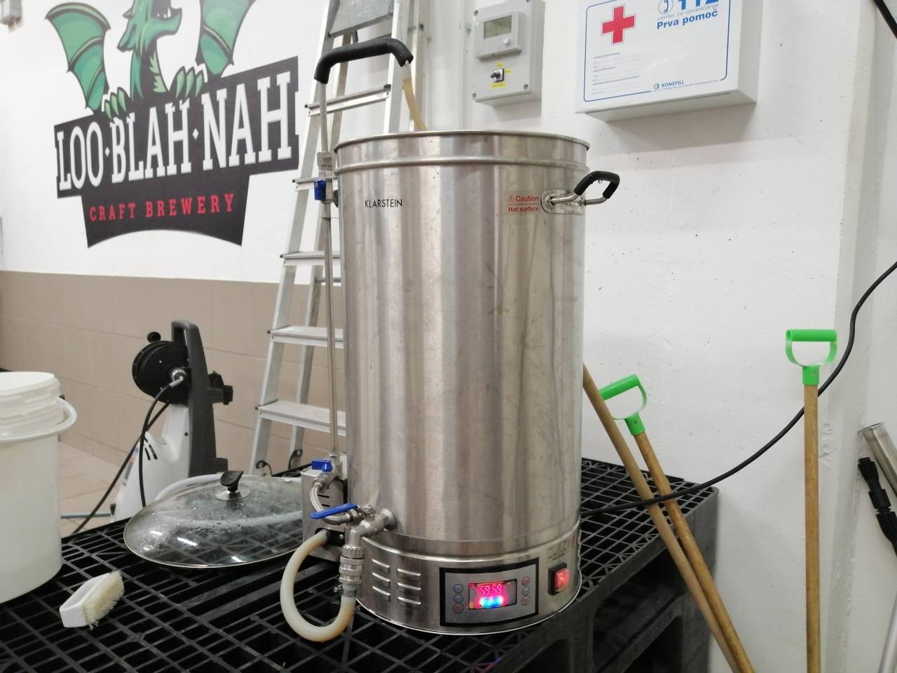 30-litrski kotel, v katerem vsak teden nastane novo specialno pivo. Te lahko kupite oziroma poskusite samo v črnuški pivnici. Tam je pivo tudi nekoliko ceneje. 