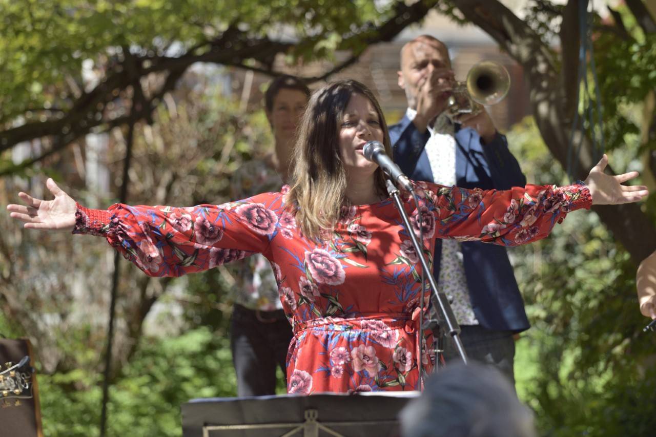 Ana Vipotnik, pevka skupine Fake Orchestra in Fake Family